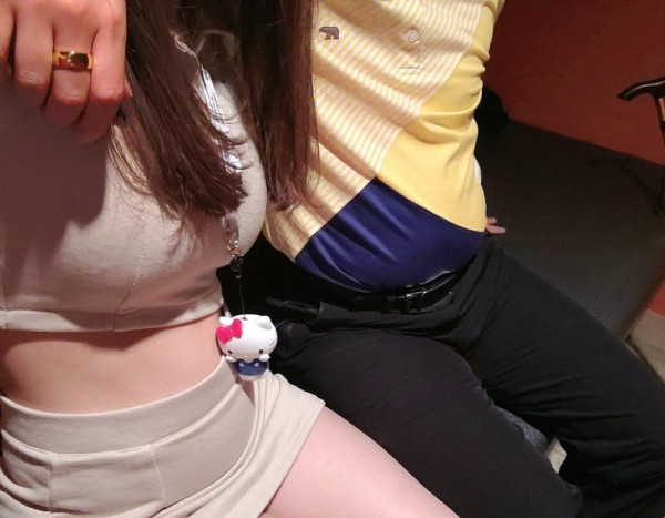 손님들과 인증샷을 찍어주는 키스방녀