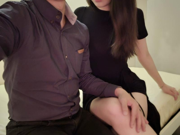 손님들과 인증샷을 찍어주는 키스방녀