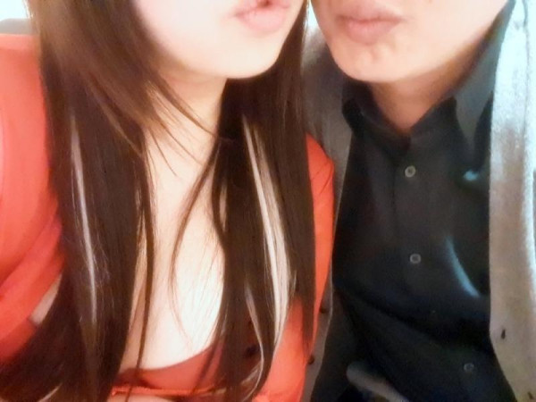 손님들과 인증샷을 찍어주는 키스방녀