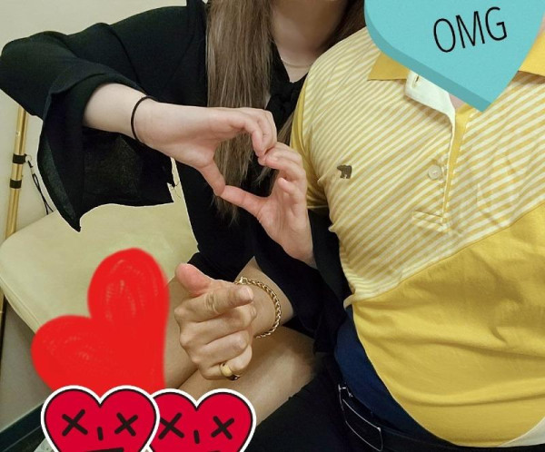 손님들과 인증샷을 찍어주는 키스방녀