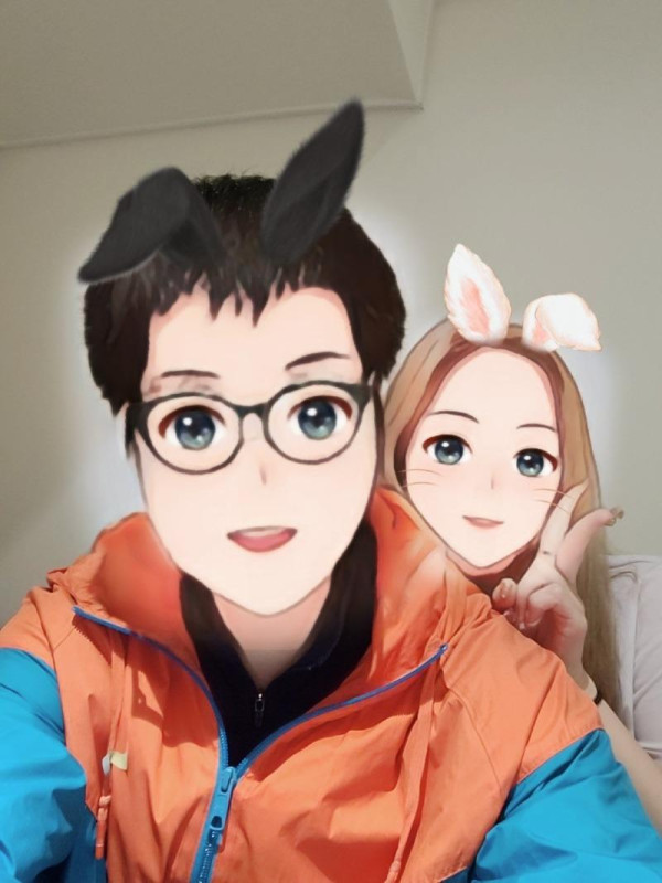 손님들과 인증샷을 찍어주는 키스방녀