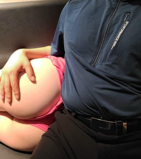 손님들과 인증샷을 찍어주는 키스방녀