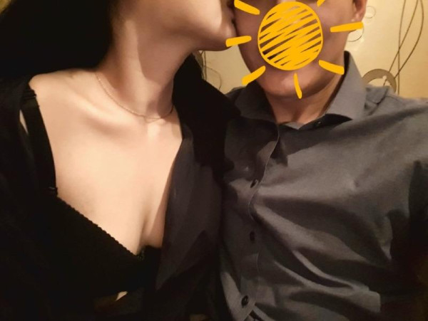 손님들과 인증샷을 찍어주는 키스방녀