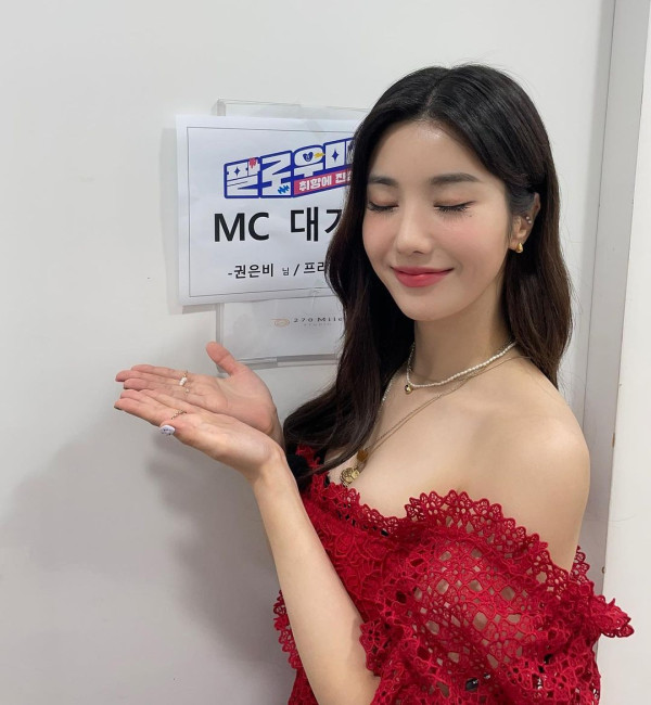 은비 빨간 드레스