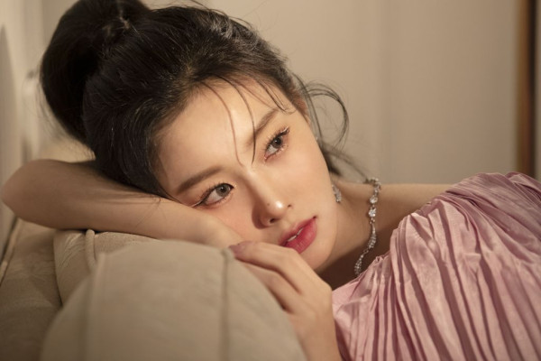 화려한 메이크업한 어깨미인 강혜원
