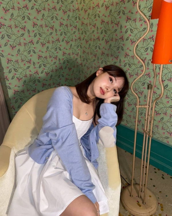 나연 끈 나시 인스타