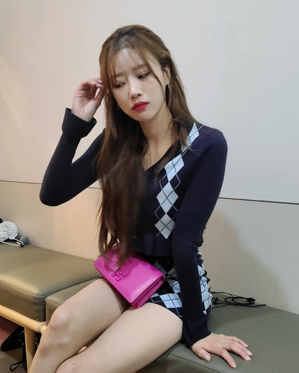아슬아슬하게 가린 체크초미니 이미주