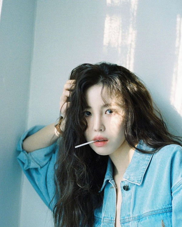 청자켓 단추를 다 풀어헤친 전효성