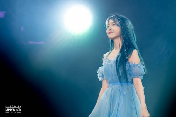 하늘색이 잘 어울린다는 아이유