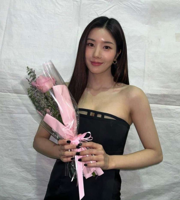 권은비 검정 드레스