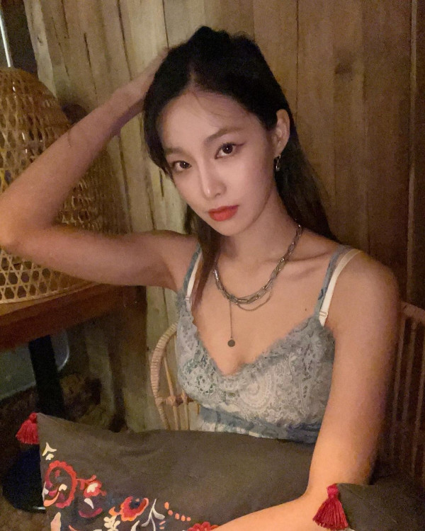 테이블에 얹어놓은 가슴골 네이처 새봄