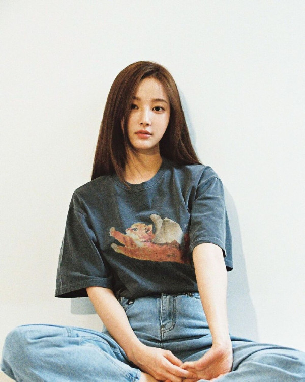 얇은 회색폴라티 연우 (이다빈) - 화보