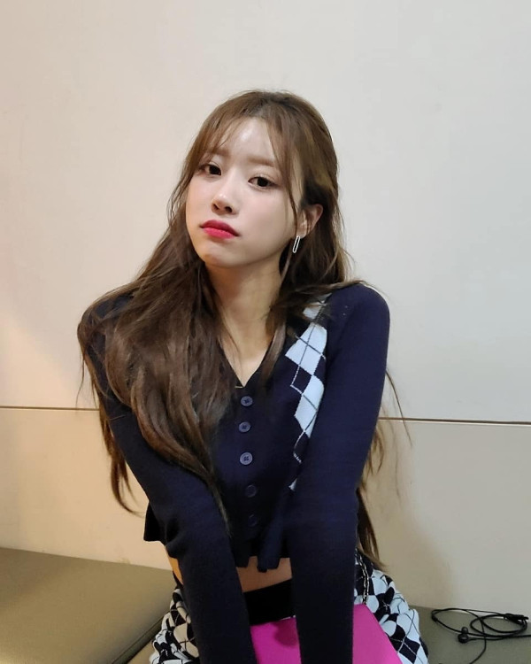 아슬아슬하게 가린 체크초미니 이미주