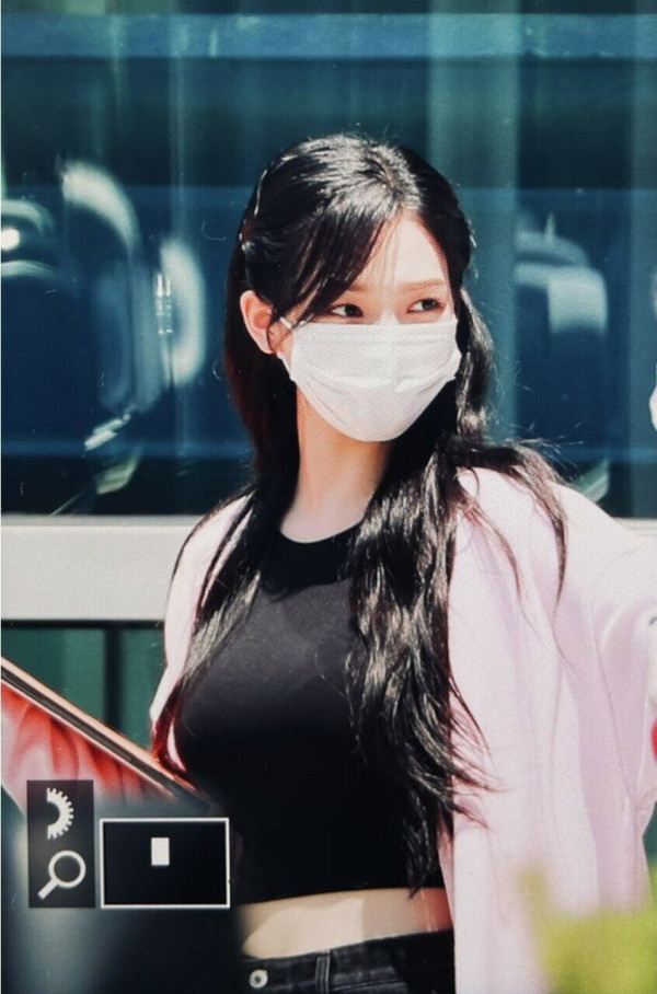 검정 크롭티 핫팬츠 의상의 에스파 카리나