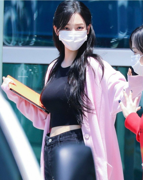 검정 크롭티 핫팬츠 의상의 에스파 카리나