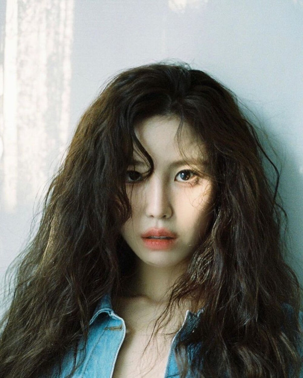 청자켓 단추를 다 풀어헤친 전효성