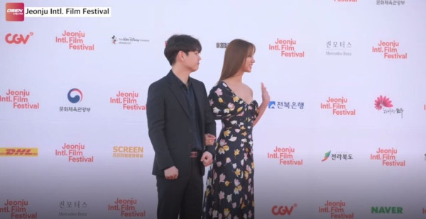 혜리의 슴골 어깨가 드러나는 드레스