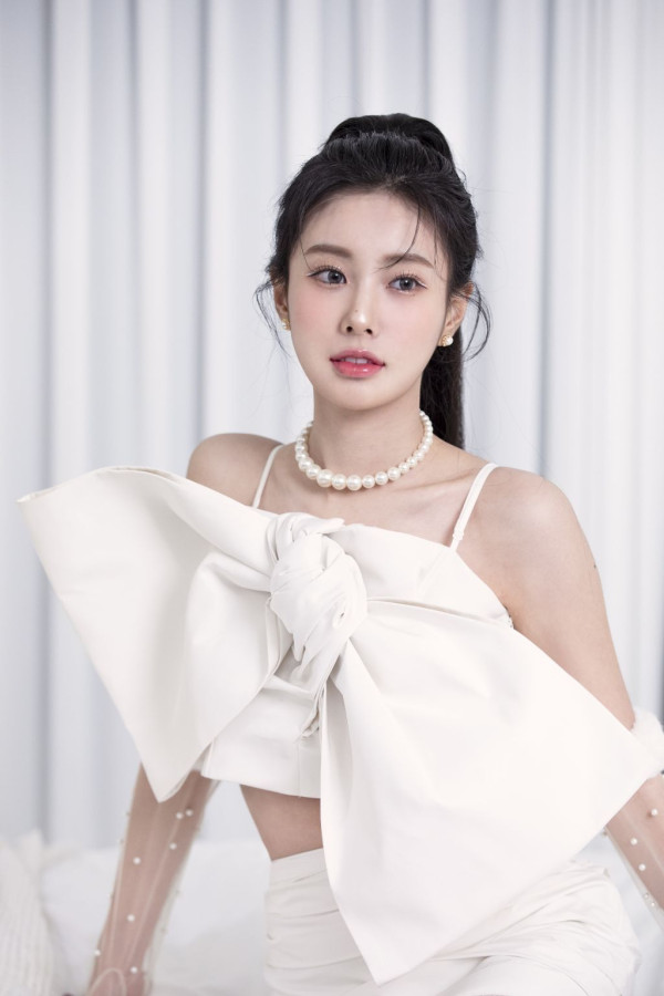 화려한 메이크업한 어깨미인 강혜원