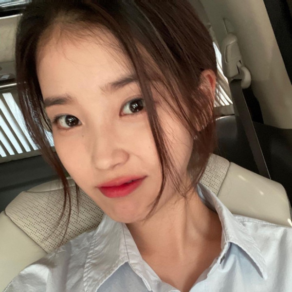 하늘색이 잘 어울린다는 아이유