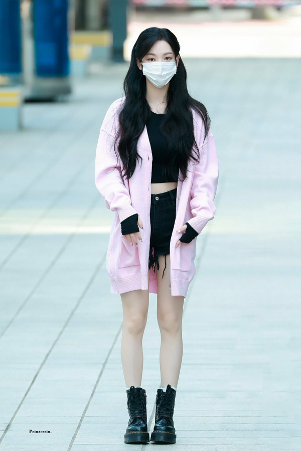 검정 크롭티 핫팬츠 의상의 에스파 카리나