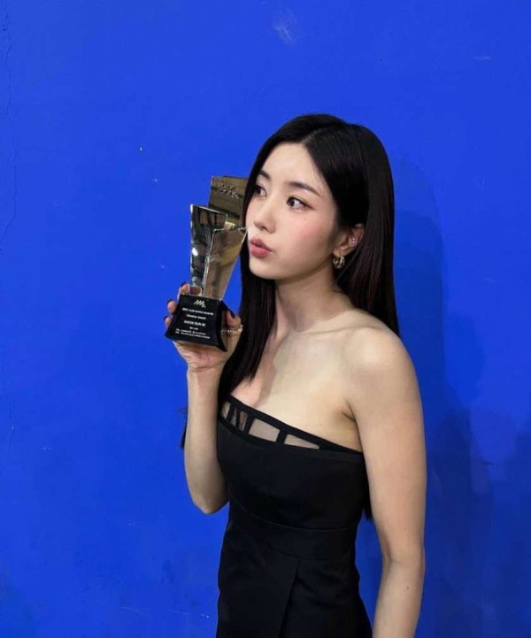 권은비 검정 드레스