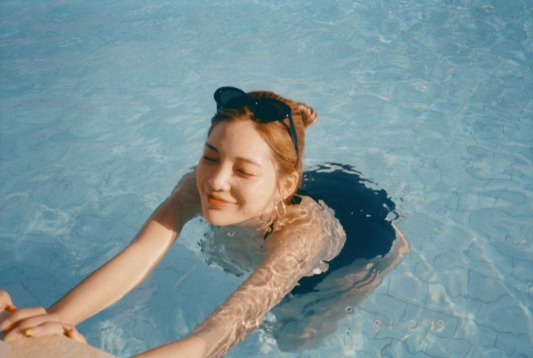 수영장 속 나인뮤지스 소진 수영복
