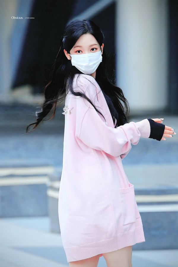 검정 크롭티 핫팬츠 의상의 에스파 카리나