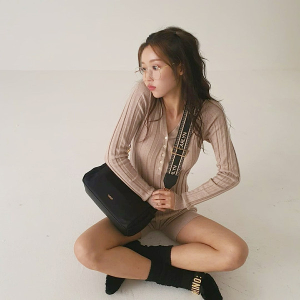 오마이걸 유아 골지니트 점프수트 몸매라인