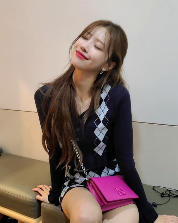 아슬아슬하게 가린 체크초미니 이미주