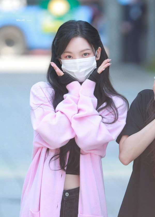 검정 크롭티 핫팬츠 의상의 에스파 카리나
