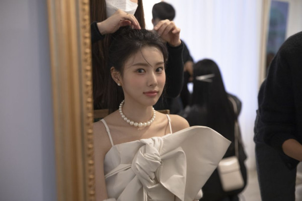 화려한 메이크업한 어깨미인 강혜원