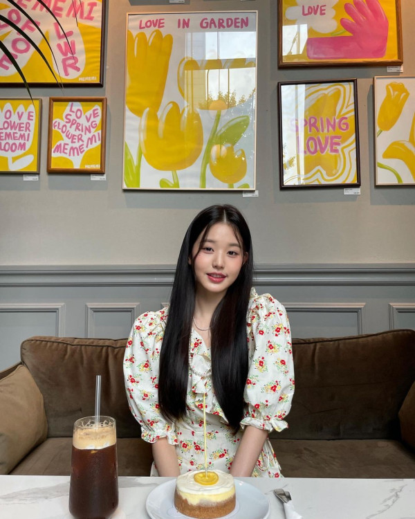 케이크 앞에서 장원영