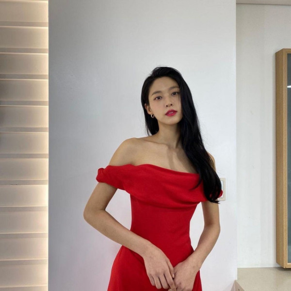 빨간 드레스 설현