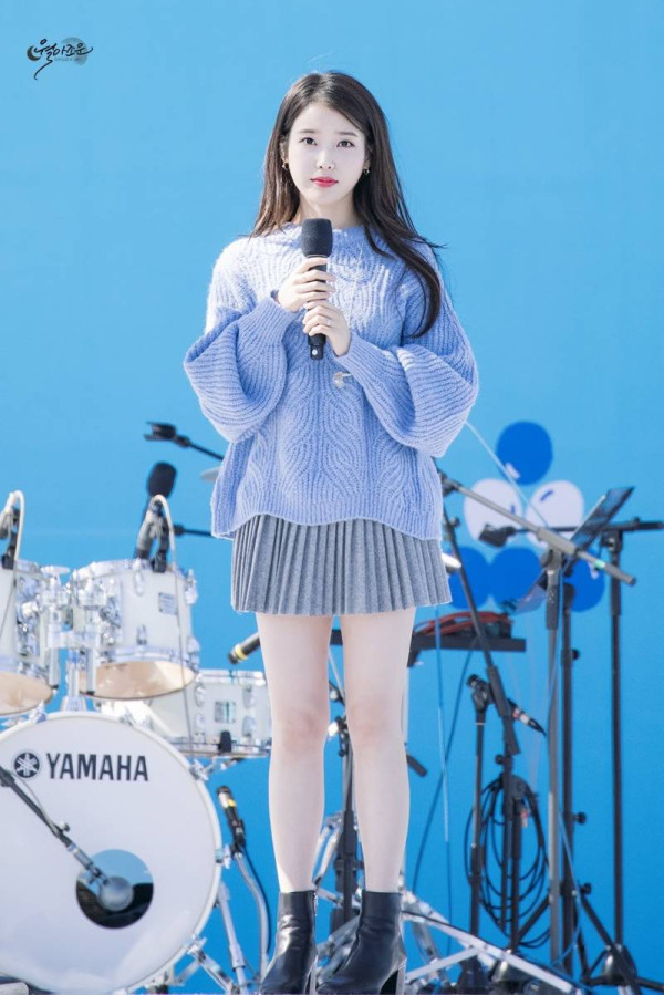 하늘색이 잘 어울린다는 아이유