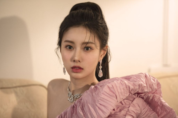 화려한 메이크업한 어깨미인 강혜원