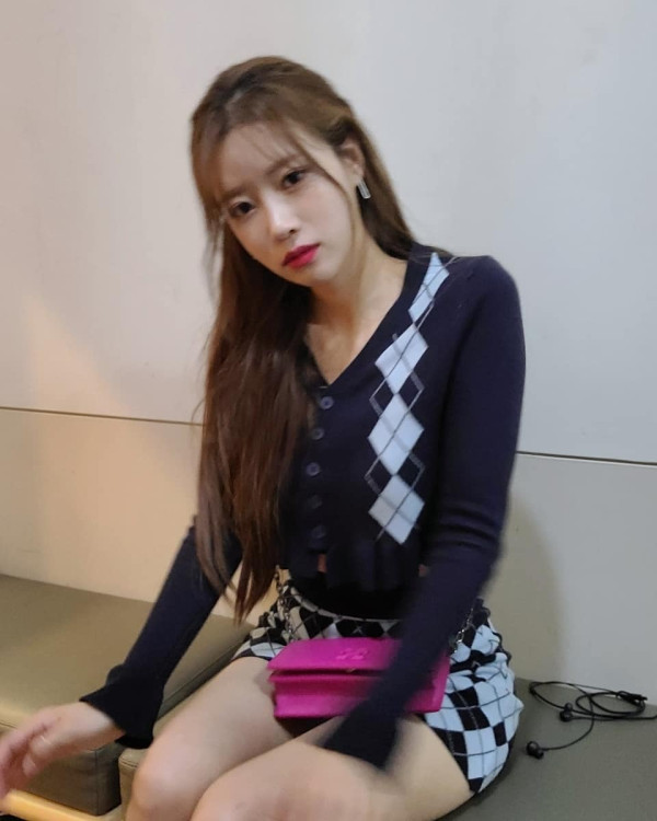 아슬아슬하게 가린 체크초미니 이미주