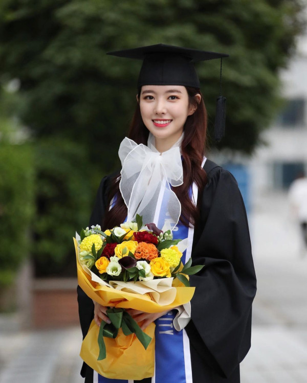 배우 진세연 대학 졸업사진