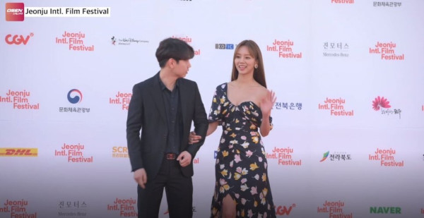 혜리의 슴골 어깨가 드러나는 드레스