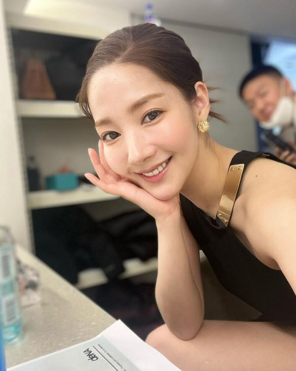 한쪽 어깨를 드러낸 박민영