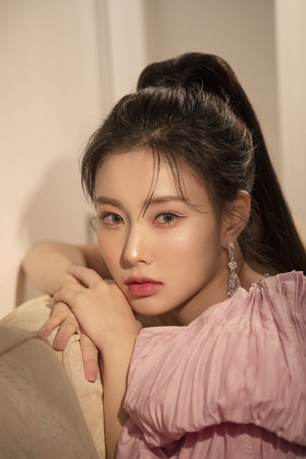 화려한 메이크업한 어깨미인 강혜원