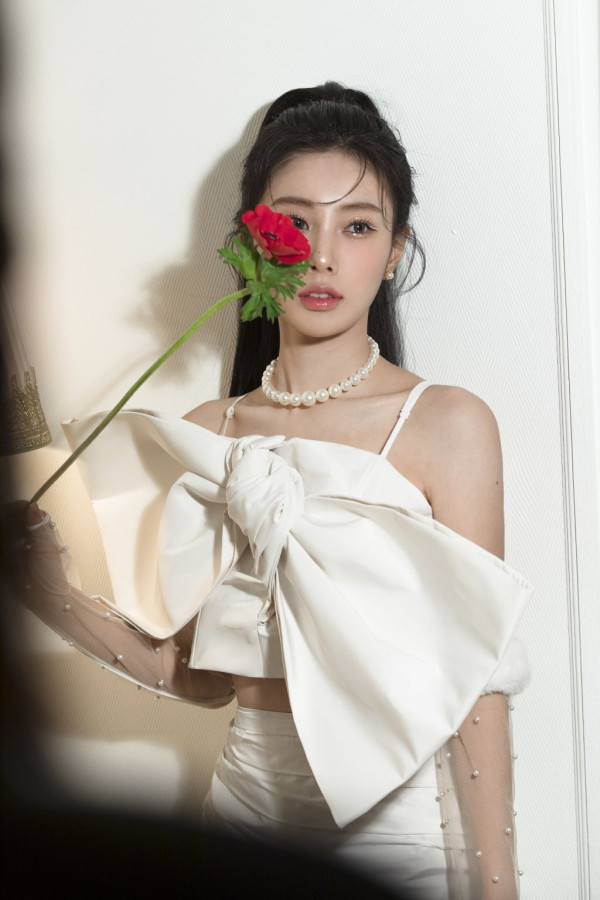 화려한 메이크업한 어깨미인 강혜원