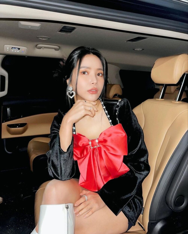 차안에서 왕빨간리본 꿀벅지 자랑하는 마마무 솔라