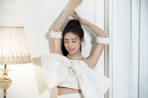 화려한 메이크업한 어깨미인 강혜원