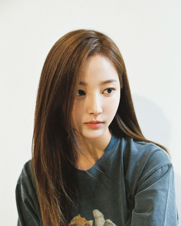 얇은 회색폴라티 연우 (이다빈) - 화보