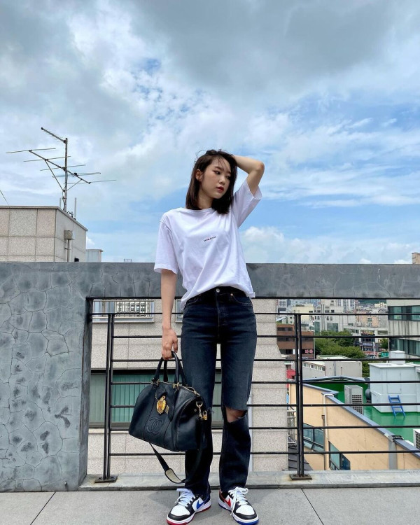 흰티에 청바지 지호 오마이걸 인스타