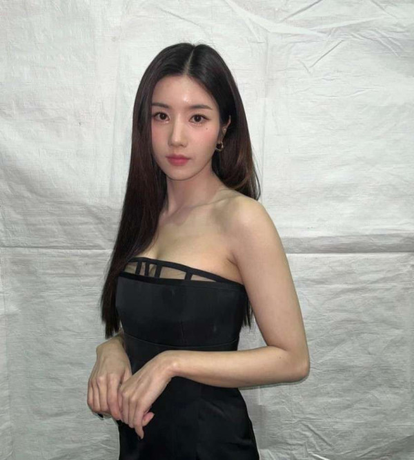 권은비 검정 드레스