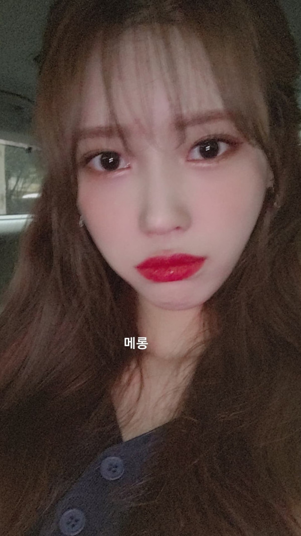 아슬아슬하게 가린 체크초미니 이미주