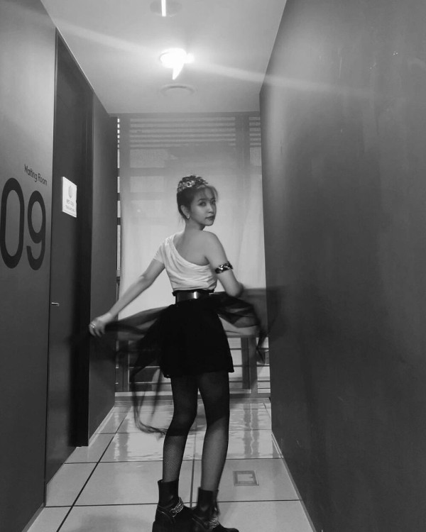 묵직한 보라색 원오프숄더 예리 (레드벨벳) 인스타