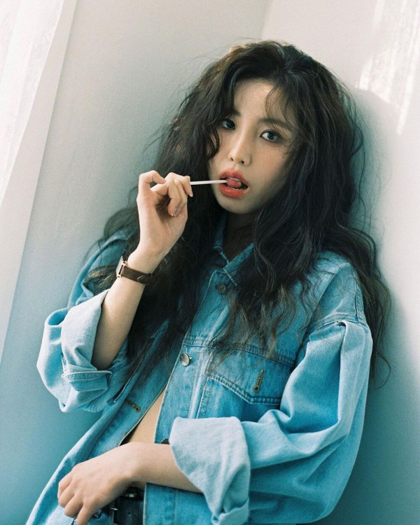 청자켓 단추를 다 풀어헤친 전효성