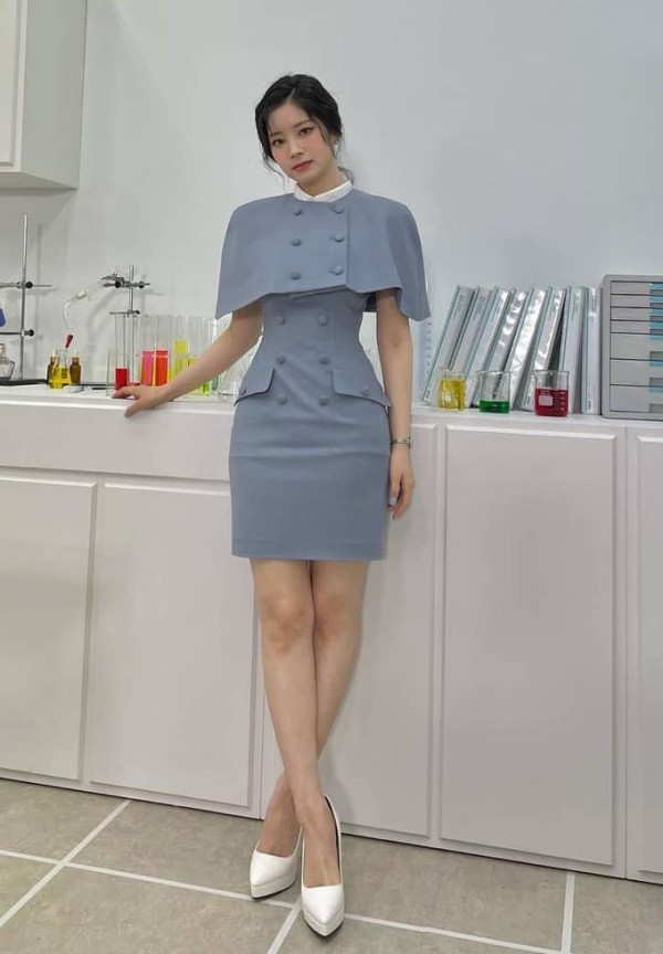 다현 얇은 허리